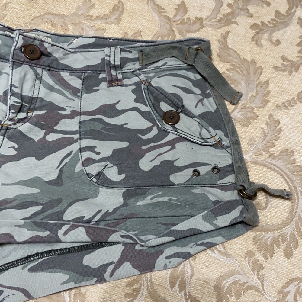 l.e.i. Camouflage Cuffed Shorts 15 - Picture 4 of 12